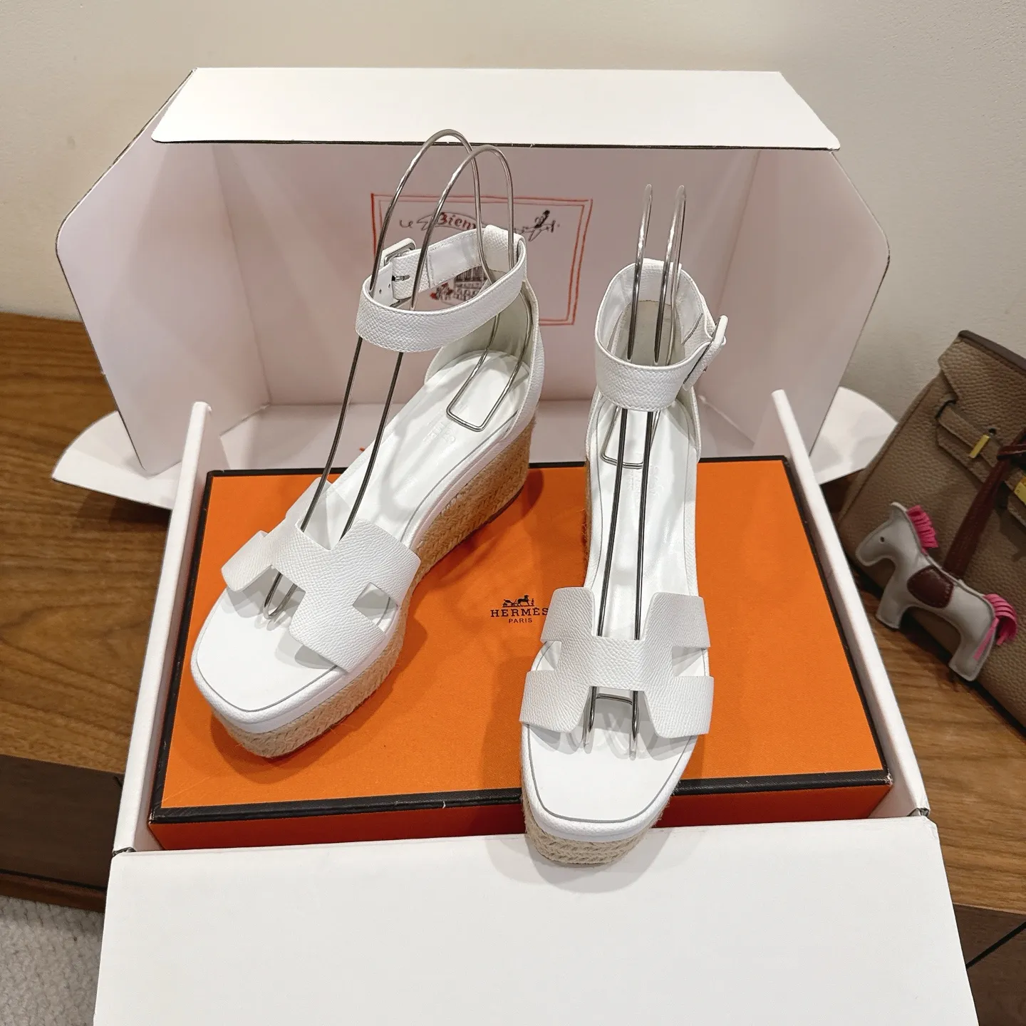 👟👟Ex-factory price 720👟👟 Hermes... a Eclair 2025 new color + popular series, the version is super positive, with a certain thickness, which makes the legs longer! Breathable, comfortable calfskin, spring and summer color matching, this item is both beautiful and comfortable! Channel supply code size: 35-39 can be ordered as 40.41 with airplane box ➕20